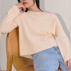 Cashmere The Boxy Crew in Creme